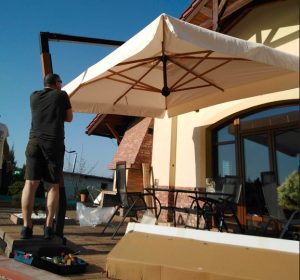 parasol ogrodowy naprawiamy wymieniane jest poszycie na tarasie parterowego domu